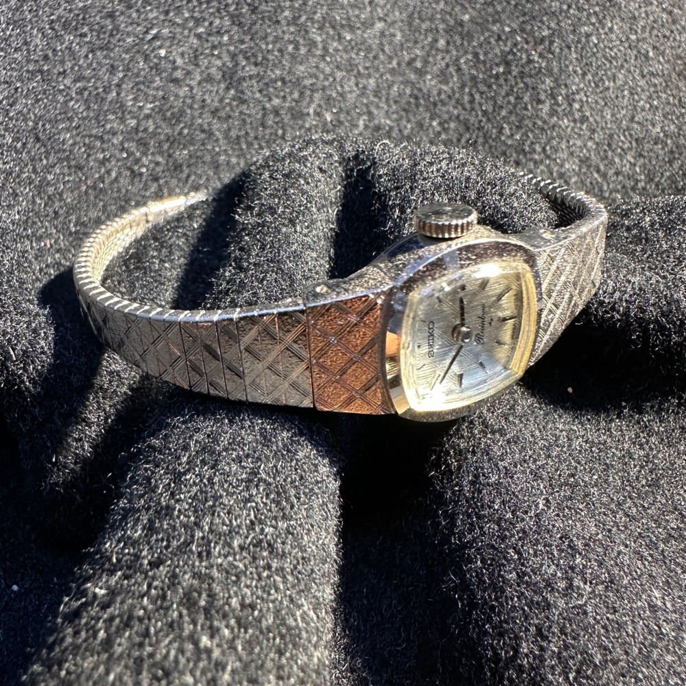 Seiko Rainbow Vintage Womens Silver Tone Cocktail Watch 11-3370 Textured Band